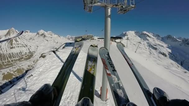 ПОБЕДА катания на лыжах и спуска с кресельного подъемника — стоковое видео