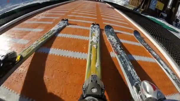 POV skiër op bewegende wandelpad en stoeltjeslift — Stockvideo
