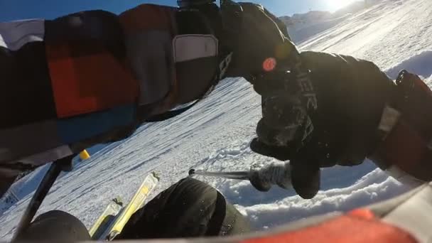 POV лижник, встаючи після падіння — стокове відео