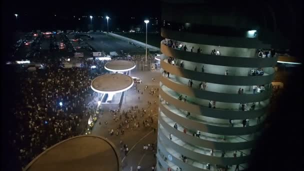 Menschenmenge beim Verlassen des San Siro Stadions in Mailand nach dem Konzert von Bruce Springsteen am 5. Juli 2016 — Stockvideo