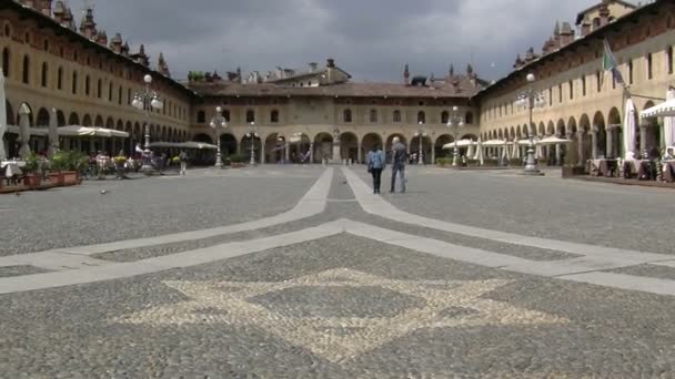 Panoráma náměstí Piazza Ducale a Bramante Tower, Vigevano, Itálie — Stock video