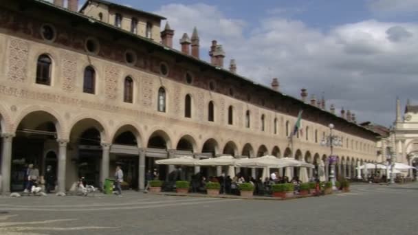 Piazza Ducale ve güneşli bir gün, Vigevano, Pv, İtalya katedralde Panoraması — Stok video