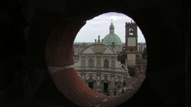 Blick auf die Kathedrale von Vigevano aus einem Loch in roten Ziegeln, Vigevano, pv, italien — Stockvideo