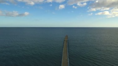 Pier deniz bulutlu mavi gökyüzü üzerinde hava atış