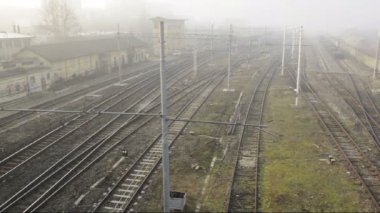 Geniş çekim tren tarafından geçen yaptı, atış yukarıdan Pavia istasyonu, Pv, İtalya