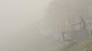 Geniş bir sis çamaşırcı Ticino nehir, Pavia, Pv, İtalya, heykeli üzerinde atış