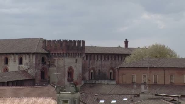 Zoom hacia fuera en los monumentos castillo, catedral y torre, Vigevano, PV, Italia — Vídeo de stock