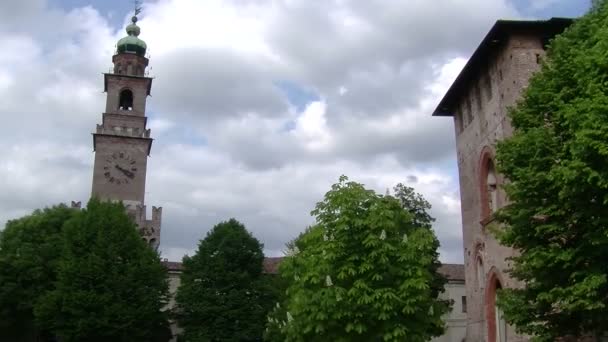 Zon overstromingen licht op bomen en Bramante tower, Vigevano, Pv, Italië — Stockvideo
