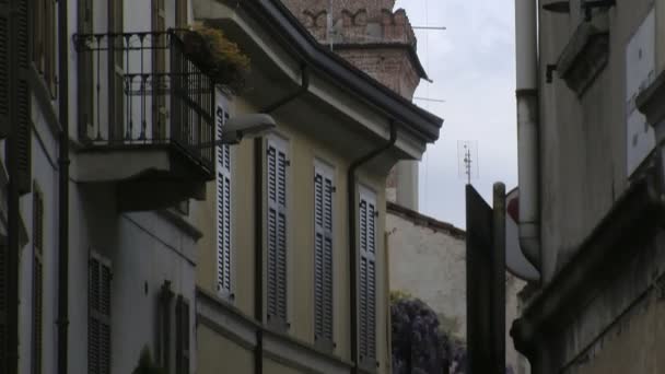 Bramante bir sokakta Vigevano, Pv, İtalya tarafından trafik kavaşağında Kulesi — Stok video