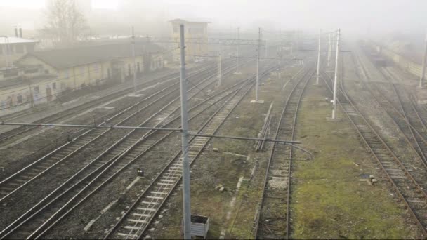 Wide shot of rails in the fog, static, near the station of Pavia, PV, Italy — Stock Video