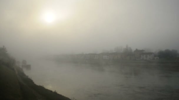 Breda skott av solen tråg dimma på den Ticino River, Pavia, Pv, Italien — Stockvideo