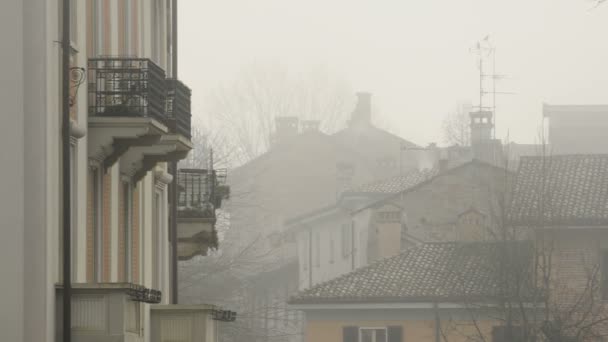 Middellange schot van daken, mist en rook van schoorstenen in Pavia Pv, Italië — Stockvideo