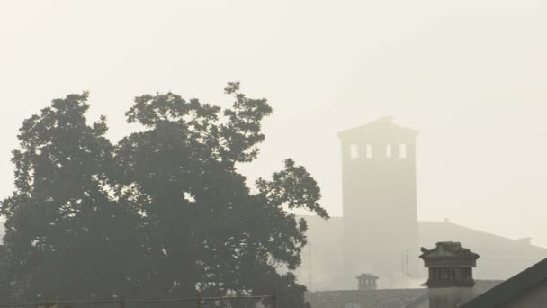 Tiro medio de tejados, humo de chimeneas y humo en Pavía, PV, Italia — Vídeo de stock