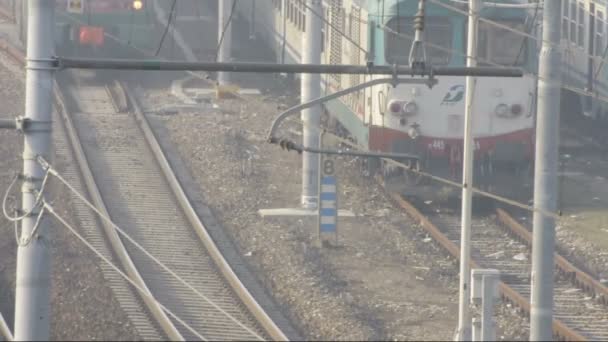 ミディアム ショット鉄道渡し、太陽光発電、イタリア、パヴィア駅上から撮影 — ストック動画