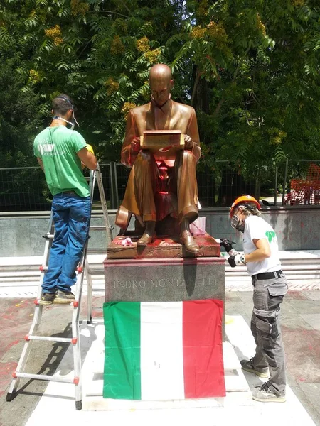 Milan, 15 Haziran 2020: İki adam boyayı çıkarmak için Indro Montanelli 'nin tahrip ettiği heykeli restore etti