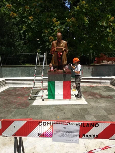 Milan, 15 Haziran 2020: Adam boyayı çıkarmak için Indro Montanelli 'ye zarar veren heykeli restore etti