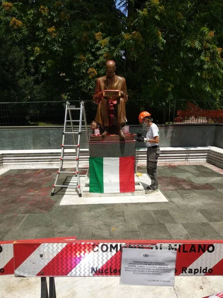 Milan, 15 Haziran 2020: İnsan protesto sırasında Indro Montanelli 'nin tahrip ettiği heykeli restore etti