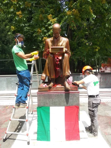 Milan, 15 Haziran 2020: İki adam Indro Montanelli 'nin tahrip edilmiş heykelini restore etti