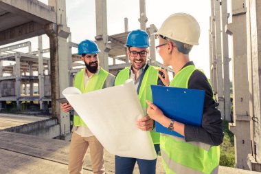 Grup Başkanı mimar veya inşaat alanında iş ortaklarında gülümseyen