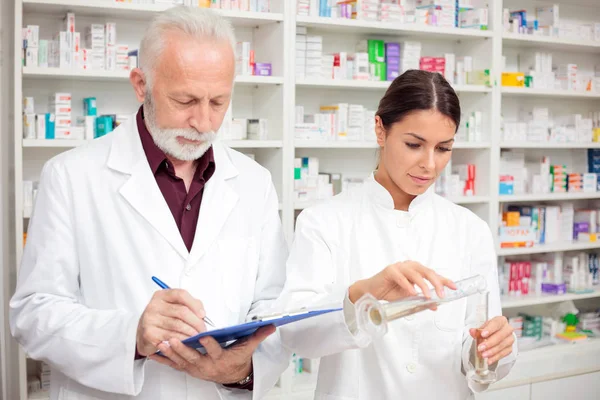 Medicina Productos Farmacéuticos Atención Salud Concepto Las Personas Farmacéuticos Senior —  Fotos de Stock