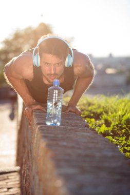 Genç adam şınav belirledi. Önden Görünüm