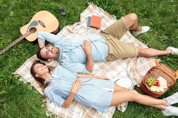 아름 다운 젊은 부부 각-기타 옆에 누워 및 도시 생활에서 그들의 하루를 즐기고 피크닉 담요에서 휴식 — 스톡 사진