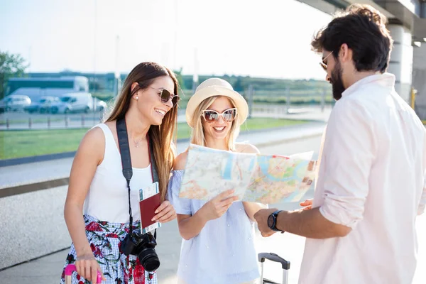 Genç adam iki güzel genç kadın turistlere tarif
