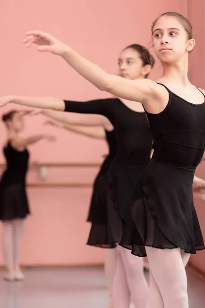 练习古典芭蕾的少女小组 — 图库照片