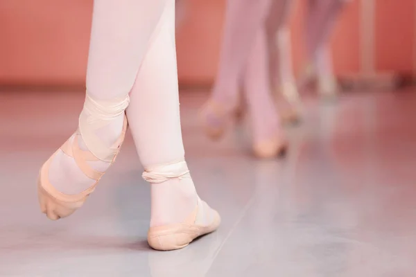 Detail nohy dospívající balerína, cvičí balet pohybuje v tanečním studiu — Stock fotografie
