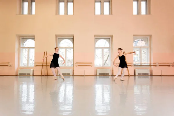 Dvě puberťačky cvičit klasický balet — Stock fotografie