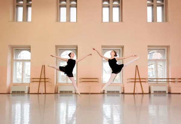 Dva dospívající baletky, cvičení ve studiu velkých klasického baletu — Stock fotografie
