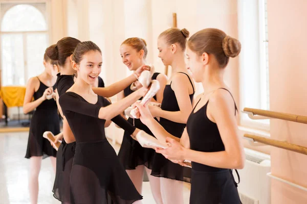 Mittlere Gruppe Teenager-Mädchen, die nach dem Ballettunterricht Spaß haben und entspannen — Stockfoto