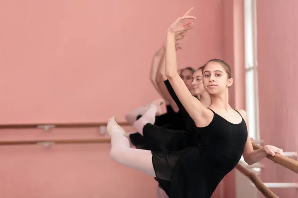 练习古典芭蕾的少女小组 — 图库照片