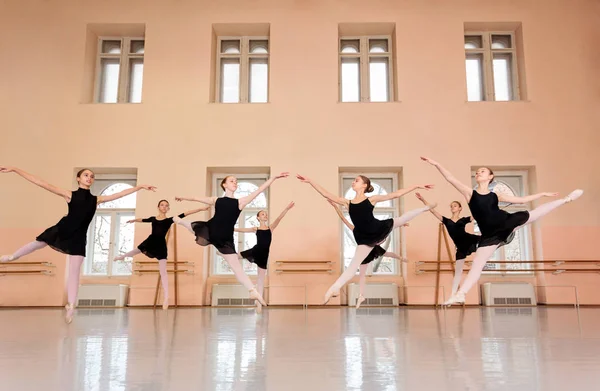 Grupo médio de meninas adolescentes praticando balé clássico em um grande estúdio de dança — Fotografia de Stock