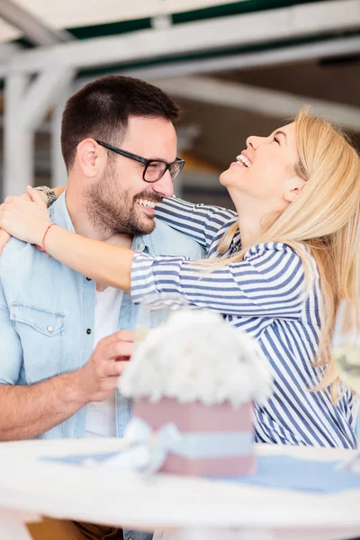 Glückliche junge Frau umarmt ihren Freund, nachdem sie seinen Heiratsantrag angenommen hat — Stockfoto
