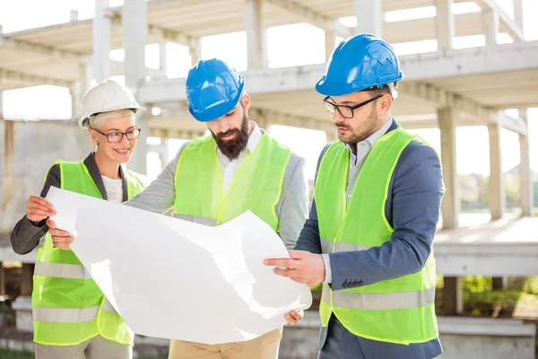 Grupo Mixto Ingenieros Serios Socios Comerciales Sitio Construcción Trabajando Juntos — Foto de Stock