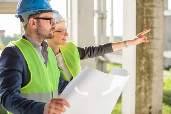 Jóvenes Mujeres Hombres Ingenieros Socios Negocios Sitio Construcción Trabajando Juntos — Foto de Stock