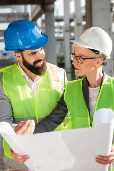 Jóvenes Mujeres Hombres Ingenieros Socios Negocios Sitio Construcción Trabajando Juntos — Foto de Stock