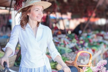 Zarif olgun kadın açık hava pazar da yürüyüş, bakkaliye için alışveriş
