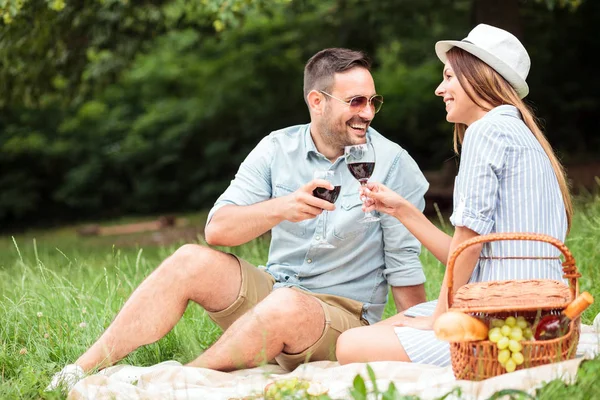 Bella giovane coppia che si gode un romantico picnic in un parco — Foto Stock