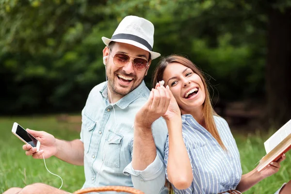 Sonriendo feliz joven pareja tener un gran tiempo en un picnic — Foto de Stock