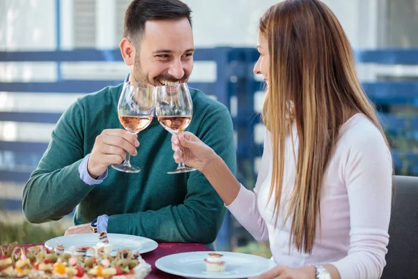 Feliz pareja milenaria celebrando aniversario o cumpleaños en un restaurante —  Fotos de Stock