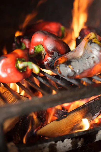 Zubereitung der traditionellen Balkan-Delikatesse ajvar, Paprika auf offener Flamme grillen — Stockfoto