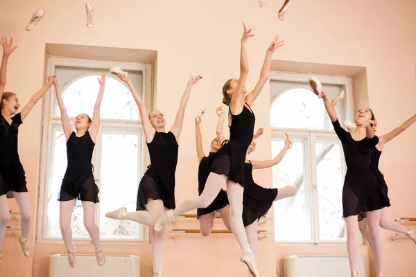 Grupo médio de bailarinas adolescentes em vestidos pretos celebrando o fim do ano letivo — Fotografia de Stock