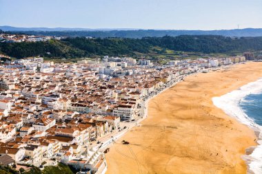 Atlantik Okyanusu 'nun panoramik kıyı şeridi. Nazare plaj rivierasına bakın