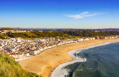 Atlantik Okyanusu 'nun panoramik kıyı şeridi. Nazare plaj rivierasına bakın