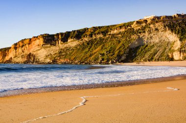 Atlantik Okyanusu 'nun panoramik kıyı şeridi. Nazare plaj rivierasına bakın