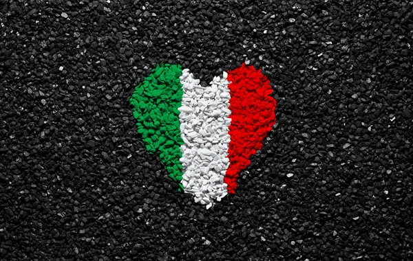 Bandiera Italia Bandiera Italiana Cuore Sullo Sfondo Nero Pietre Ghiaia — Foto Stock