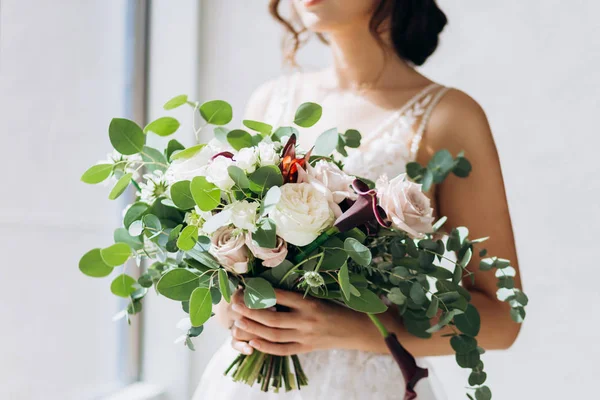 Svatební floristika v rukou nevěsty. — Stock fotografie