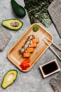 Lezzetli suşi ile kompozisyon